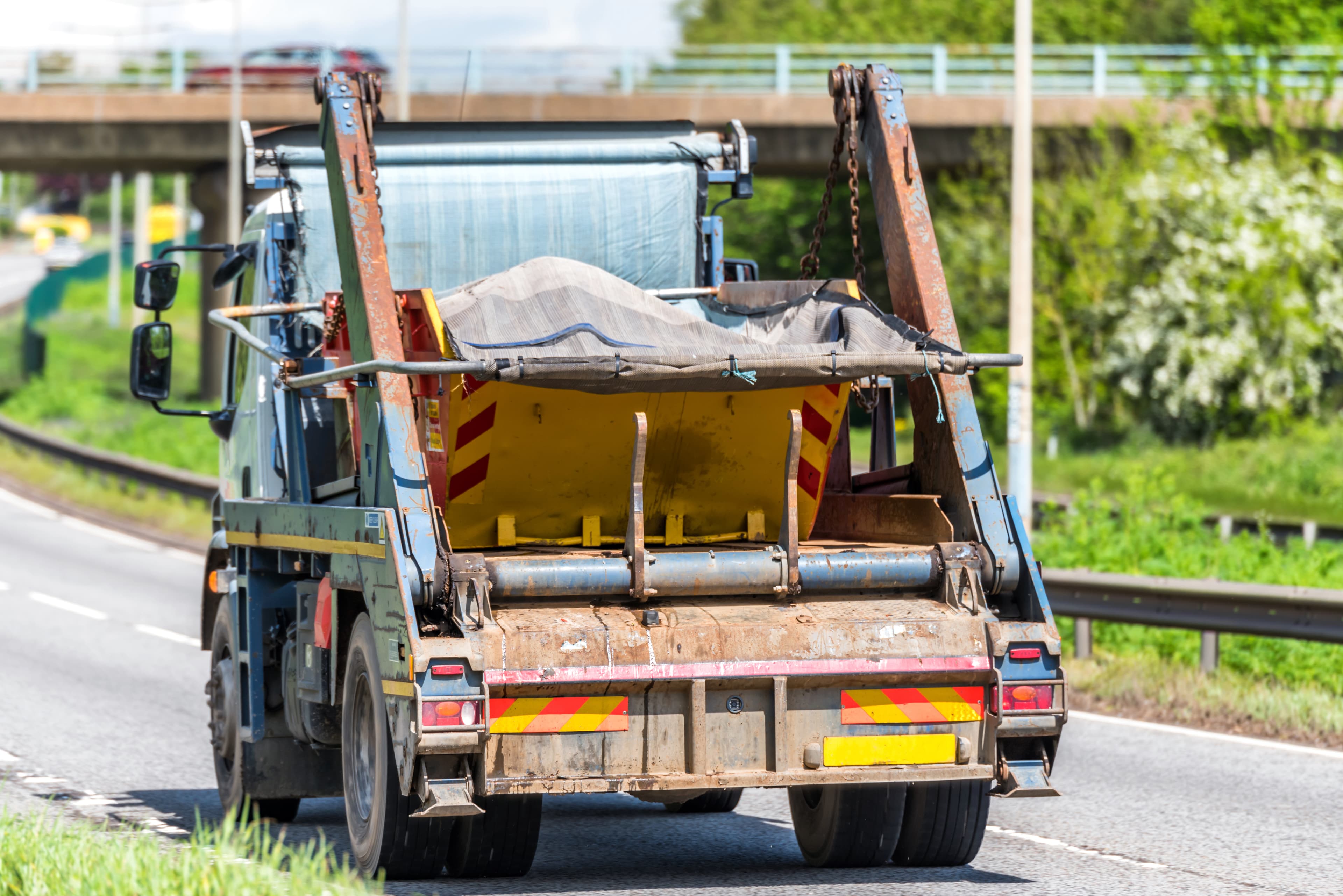 an example of a central junk skip lorry removing waste nationwide