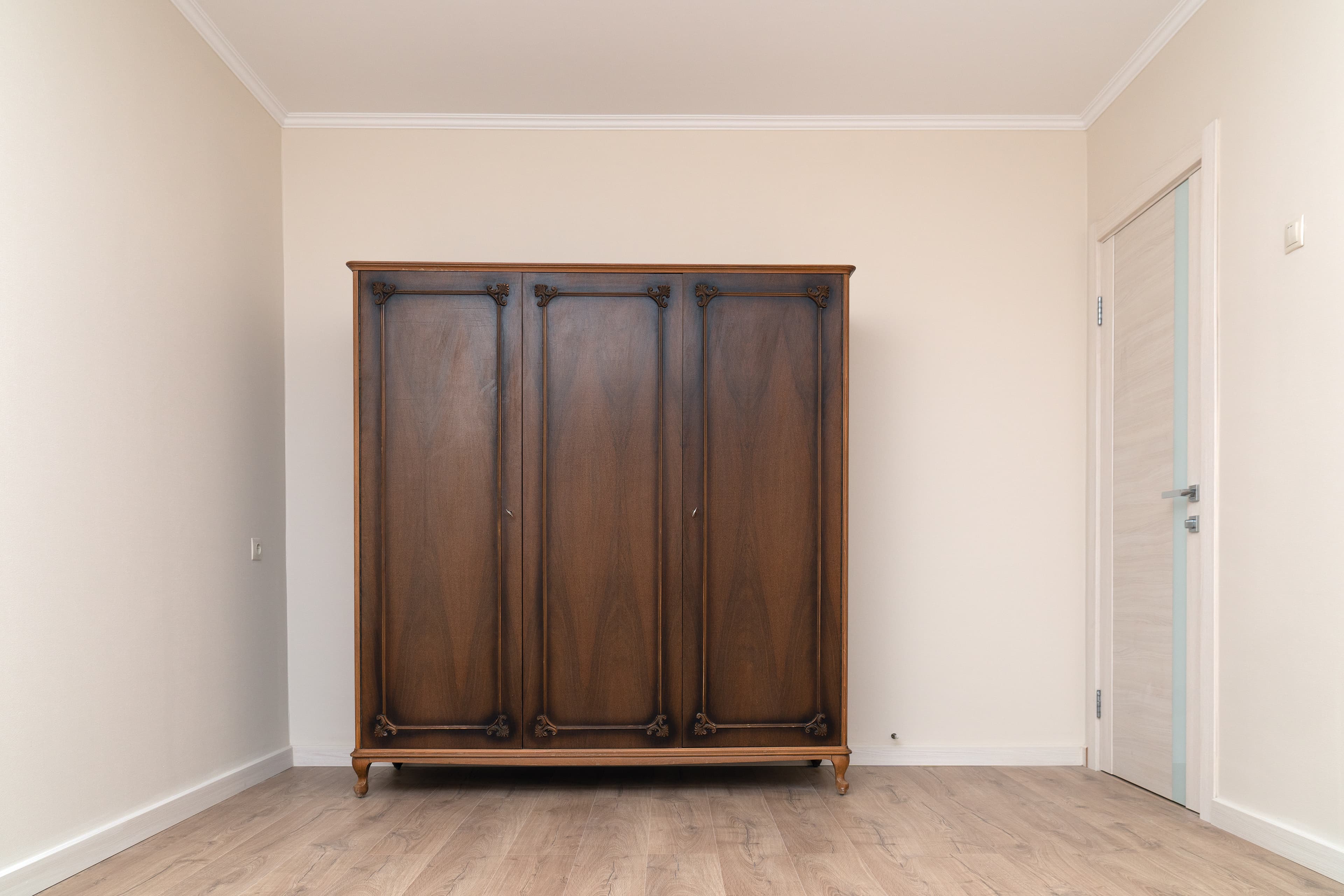 How to Dismantle a Freestanding Wardrobe In 7 Steps